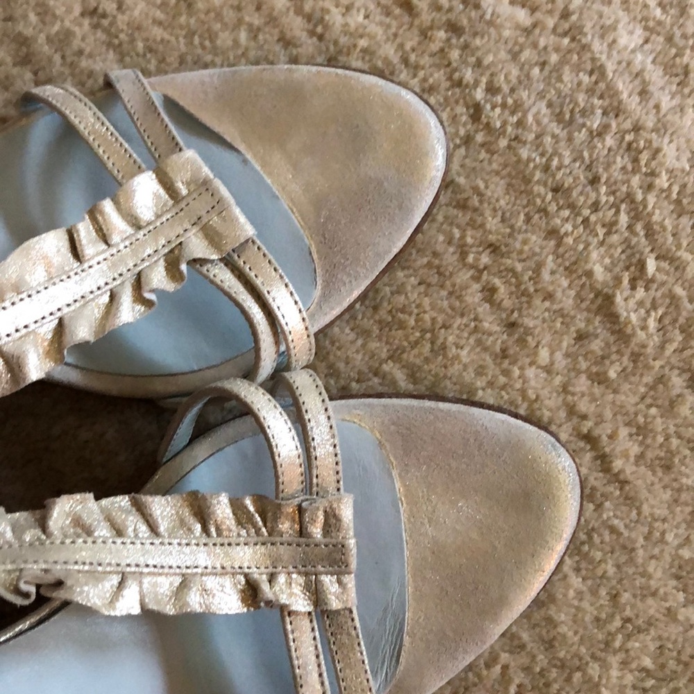 CYNTHIA ROWLEY SILVER RUFFLE HEEL - Picture 4 of 5